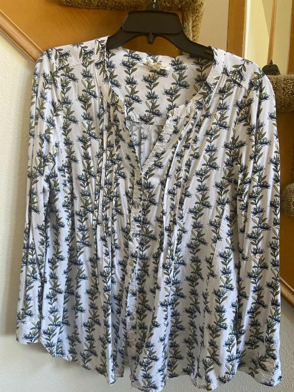 Jane and Delancey Collarless Button-Down Blouse Floral never worn women’s size L
